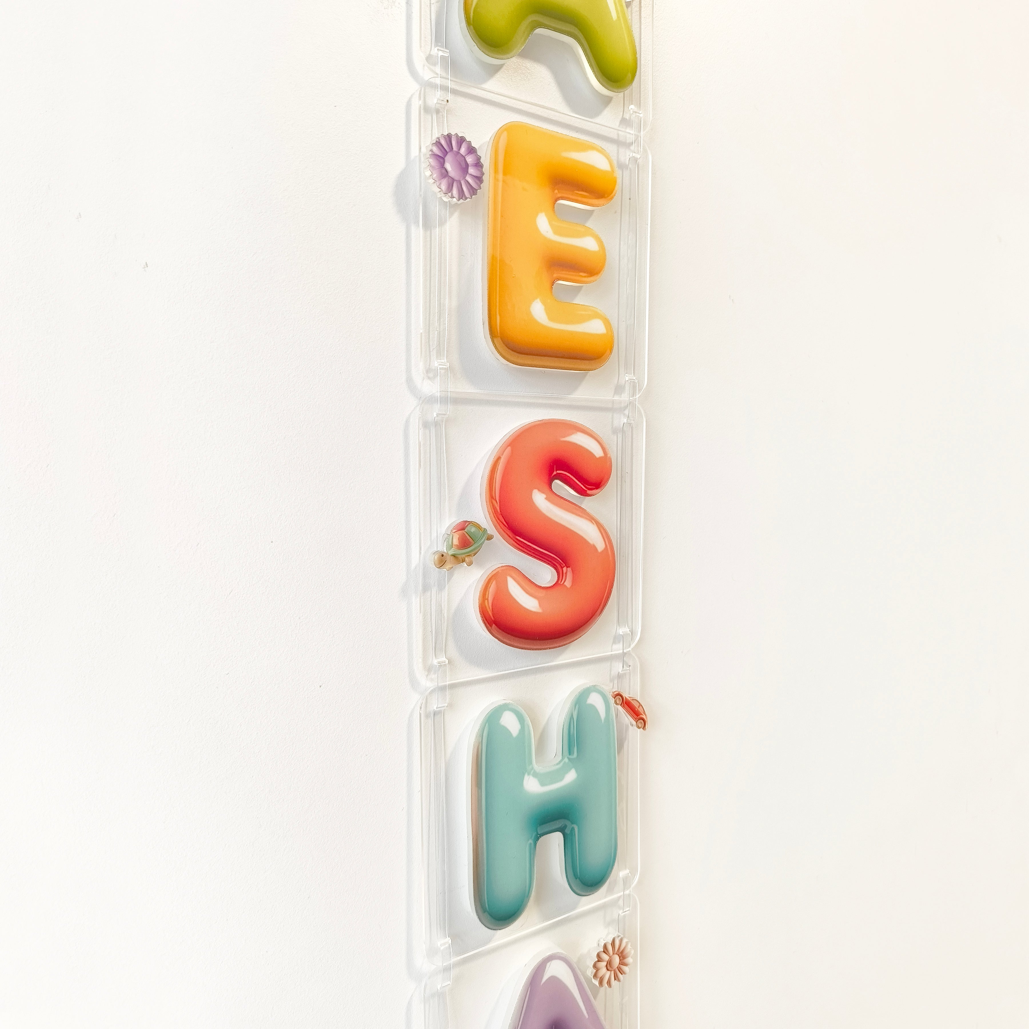 Kids nameplate vertical - Ceramic look